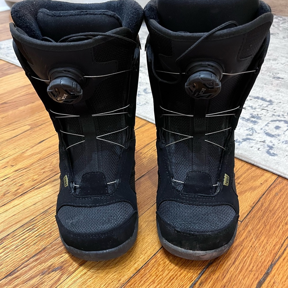 Black Snowboard Boots with Dial Closure